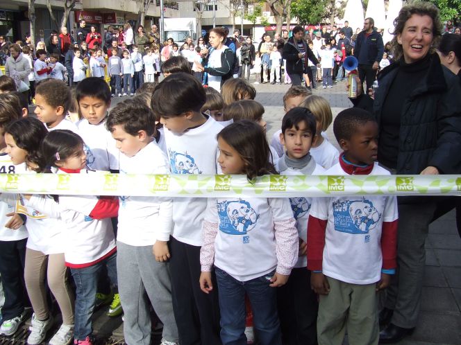 Unos 400 jóvenes participan en la segunda carrera infantil de Reyes